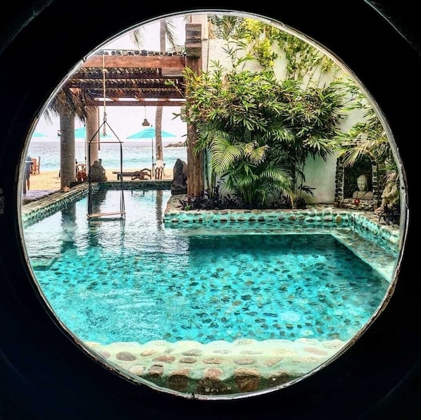 Outdoor pool, open 8:00 AM to 9:00 PM, pool umbrellas, pool loungers - Posada Buda Tortuga (Santa María Tonameca)