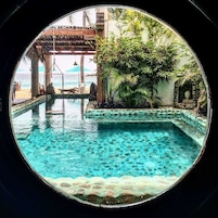 Piscina externa, funciona das 8h às 21h, guarda-sóis, espreguiçadeiras