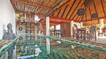 Een buitenzwembad, parasols voor strand/zwembad