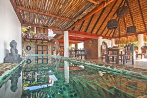 Una piscina al aire libre (de 08:00 a 21:00), sombrillas, tumbonas