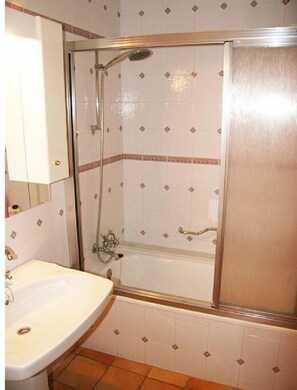Duschwanne, Haartrockner, Bidet, Handtücher