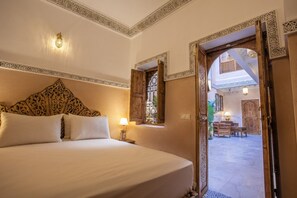 4 chambres, coffres-forts dans les chambres, fer et planche à repasser