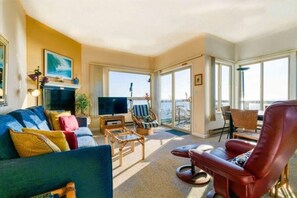 Televisión de pantalla plana y chimenea 