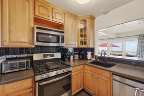 Kjøleskap, mikrobølgeovn, ovn og oppvaskmaskin