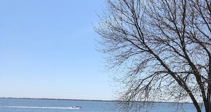 Propiedad privada frente al lago con gran patio.