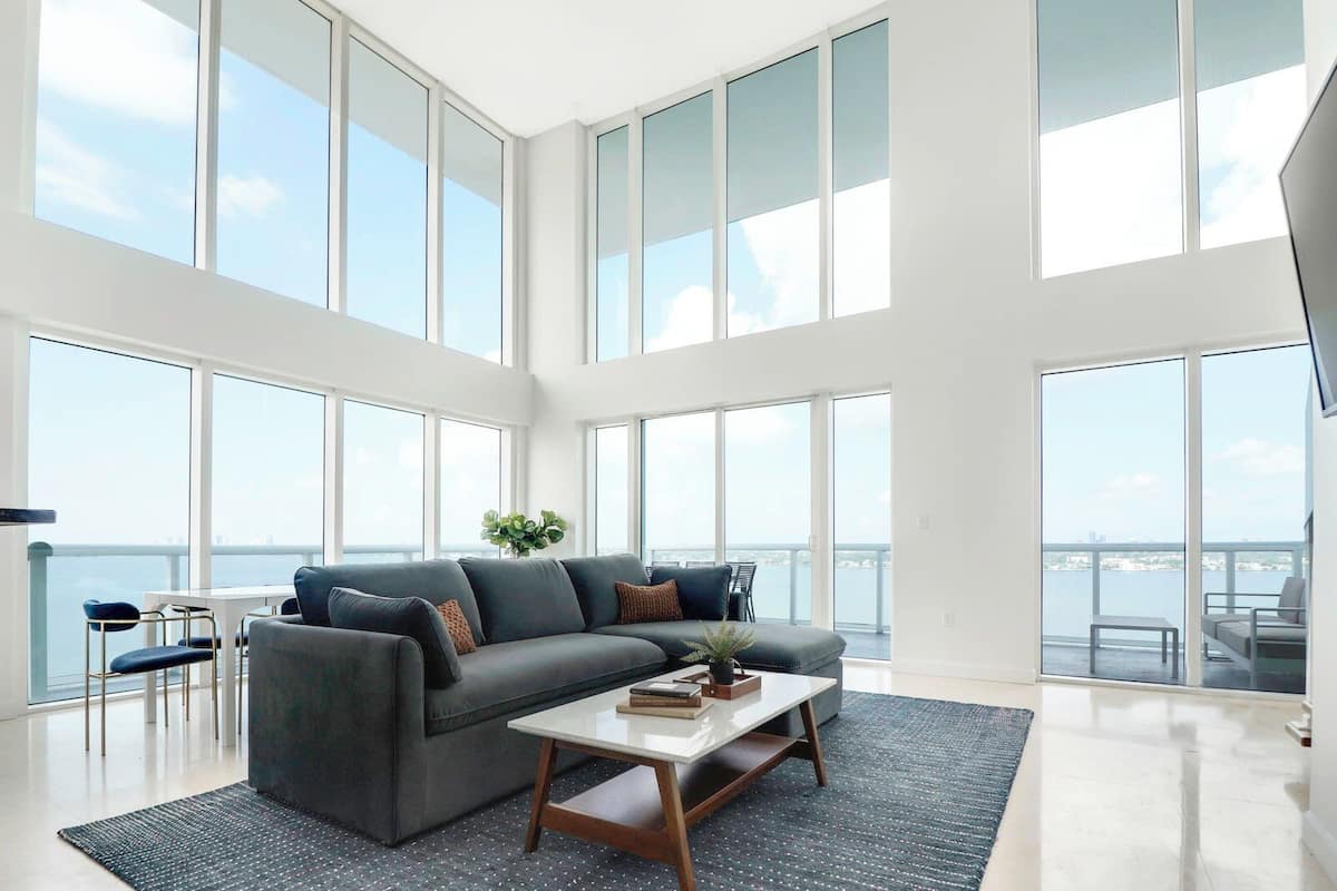 Penthouse, 3 phòng ngủ (#13 - 12th floor) | Khu phòng khách | Smart TV 50-inch có truyền hình cáp, TV, Netflix 