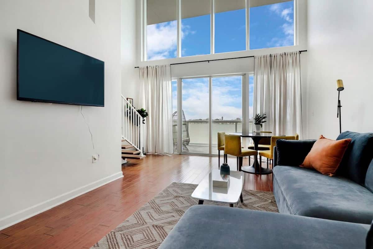 Condo, 2 phòng ngủ | Khu phòng khách | Smart TV 50-inch có truyền hình cáp, TV, Netflix 