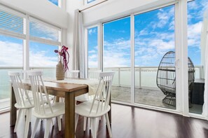 Dúplex básico | Servicio de comidas en la habitación