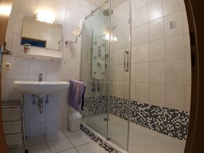 Baignoire, séchoir à cheveux, serviettes fournies