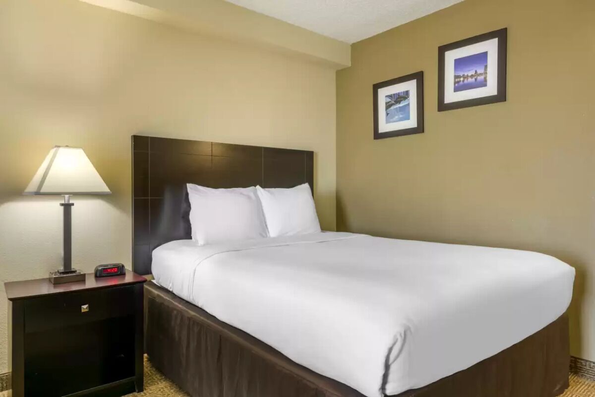You Found it! w/ FREE Parking, Breakfast, Outdoor Pool! Close to Universal