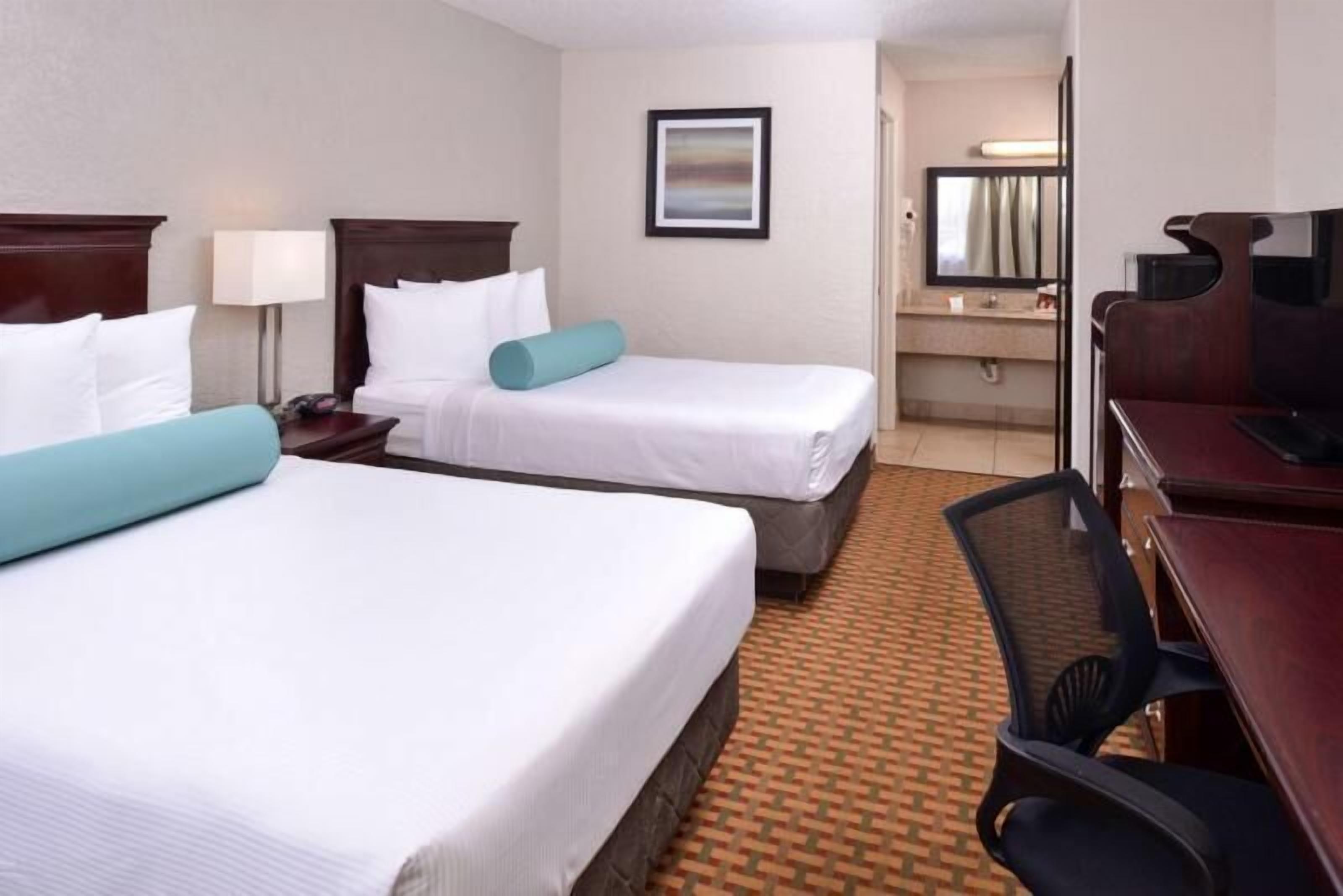 2 Miles to Universal! Comfy Unit, Pool, Breakfast, Parking, Shuttle