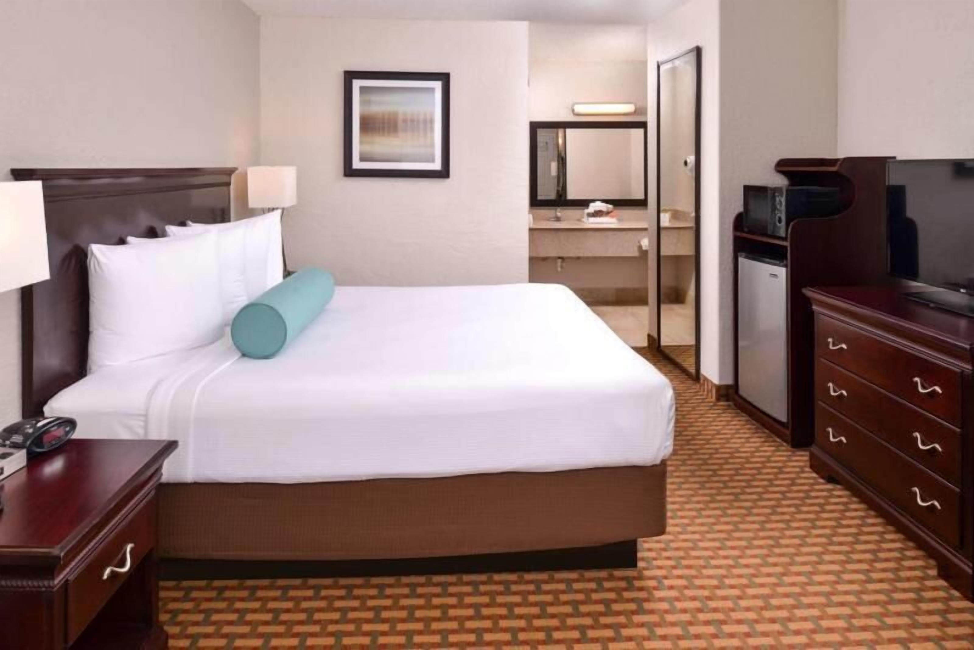 2 Miles to Universal! Gorgeous Unit, Pool, Breakfast, Parking, Shuttle