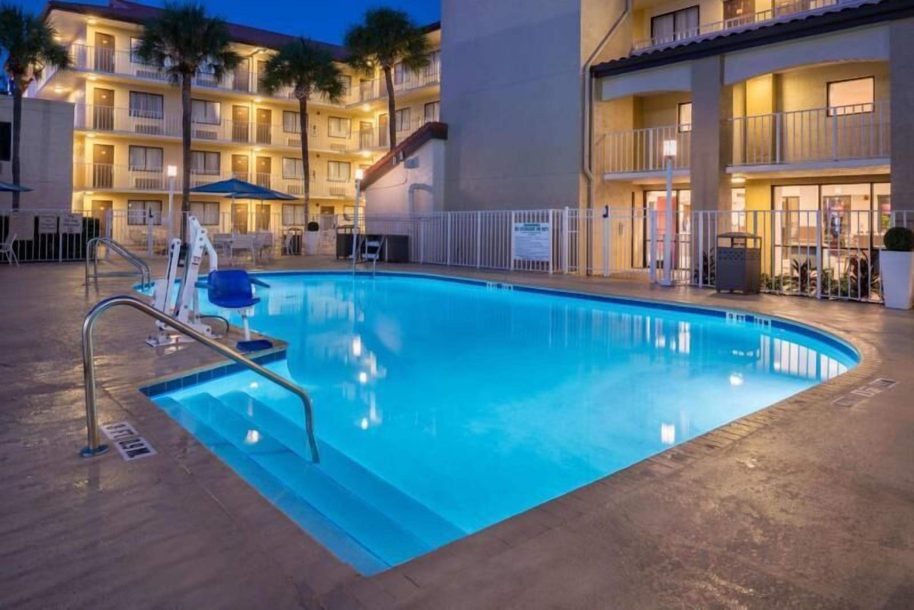 Gorgeous Stay! Cozy and Chic Unit, Pool, Breakfast, Parking, Shuttle
