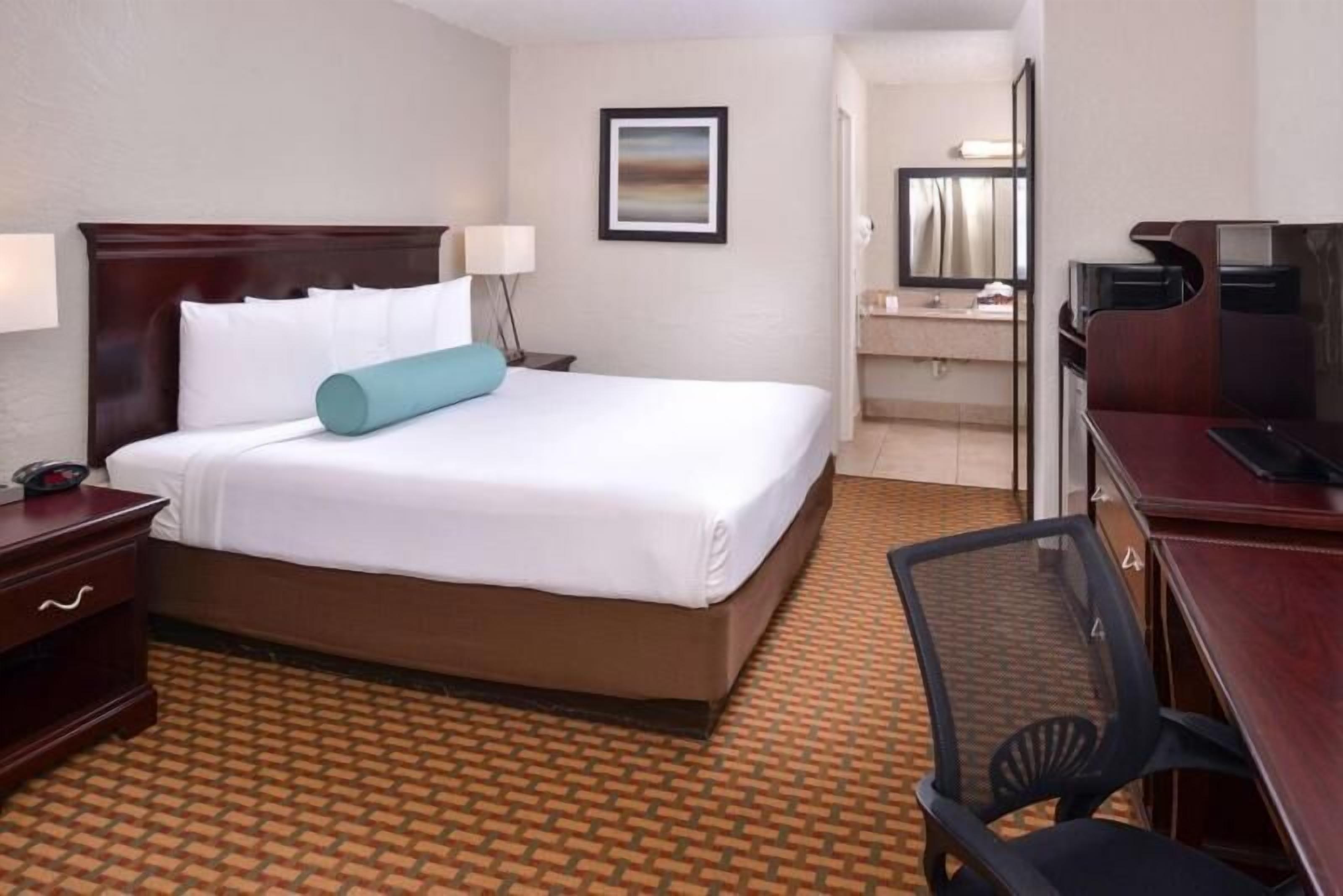 Gorgeous Stay! Cozy and Chic Unit, Pool, Breakfast, Parking, Shuttle