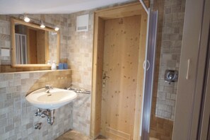 Douche, sèche-cheveux, serviettes fournies