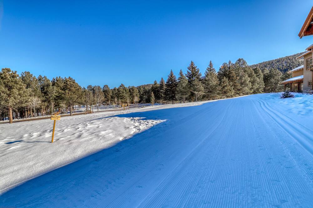 Fun, snug ski condo with free WiFi, cable, and wood burning fireplace