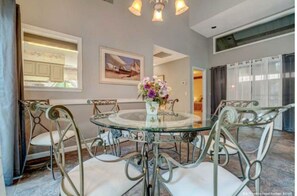 Dining - Minutes from the beach on the golf course beautiful bike paths everywhere gated community (Hilton Head Island)