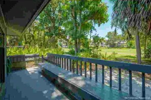 Terrace/patio - Minutes from the beach on the golf course beautiful bike paths everywhere gated community (Hilton Head Island)