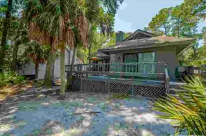 Exterior - Minutes from the beach on the golf course beautiful bike paths everywhere gated community (Hilton Head Island)