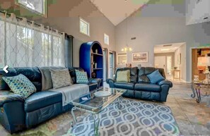 TV, fireplace - Minutes from the beach on the golf course beautiful bike paths everywhere gated community (Hilton Head Island)