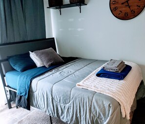 1 bedroom, desk, WiFi - (GRAY) Private 1BR Studio near Bases, Hospitals, Airport and Schools (Colorado Springs)