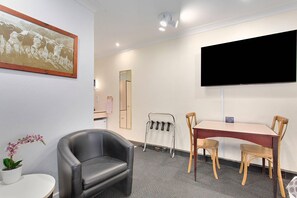 Zimmer, 1 King-Bett, Nichtraucher (Upgrade) | Bügeleisen/Bügelbrett, Reisekinderbett, Zustellbetten, kostenloses WLAN