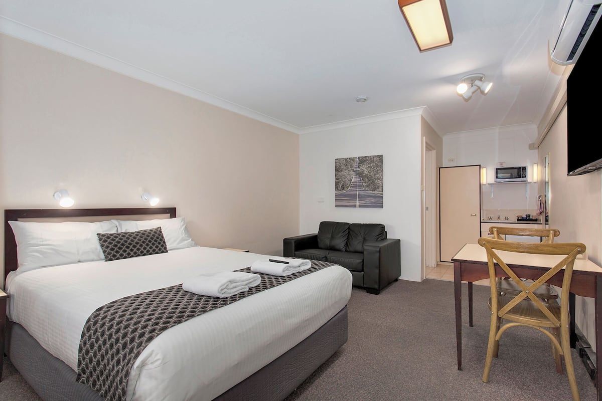 Standaard kamer, 1 queensize bed, niet-roken | Een strijkplank/strijkijzer, reisbedje, extra bedden, gratis wifi