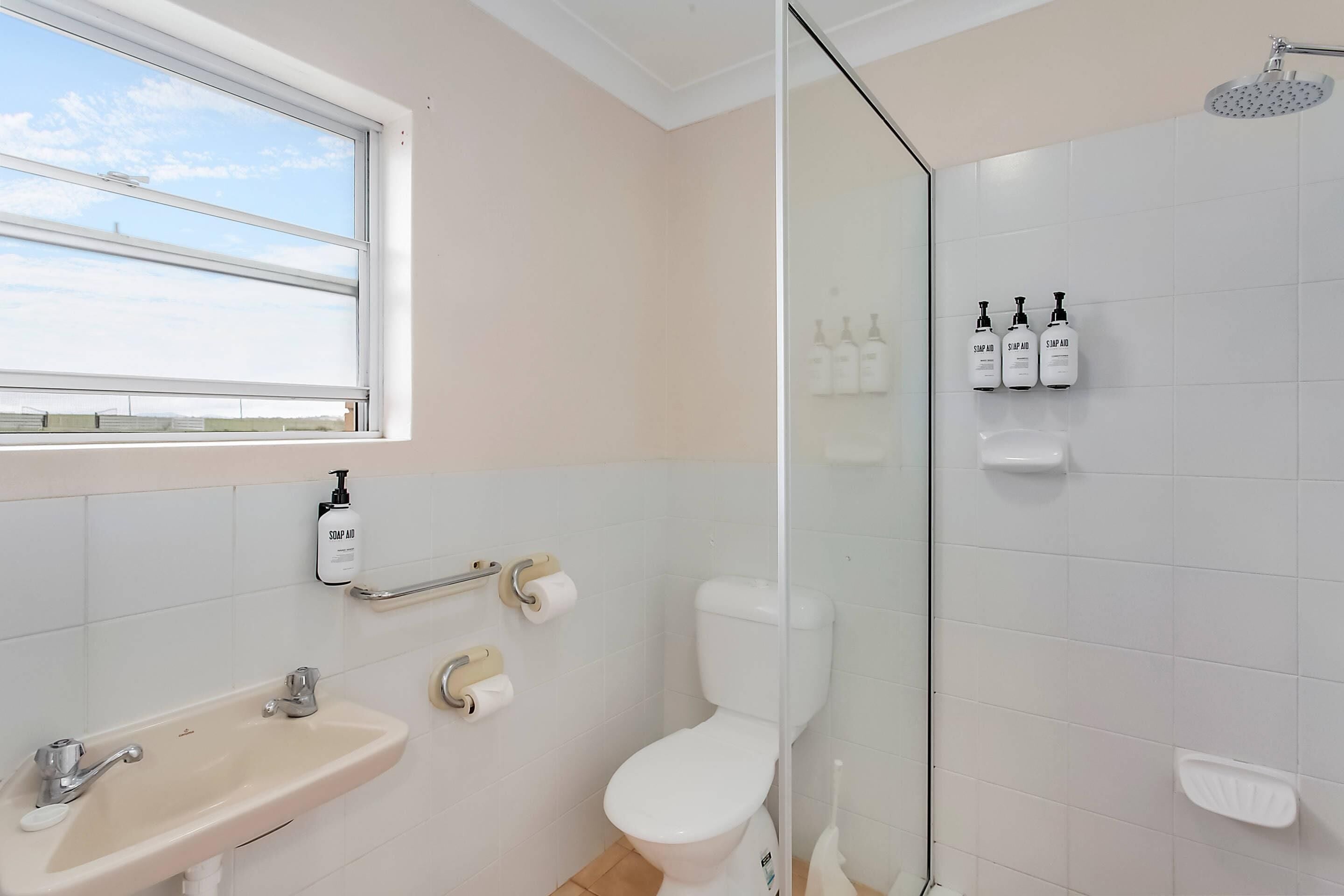 Habitación estándar, 2 camas individuales, para no fumadores | Tabla de planchar con plancha, cuna de viaje, camas extra y wifi gratis 