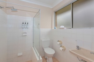 Quarto standard, 1 cama Queen, para não fumantes | Banheiro | Chuveiro, secador de cabelo, toalhas de banho, sabonete