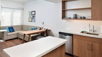 Een kluis op de kamer, een bureau, een laptopwerkplek