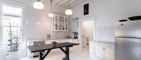 Kylskåp, mikrovågsugn, ugn och spishäll