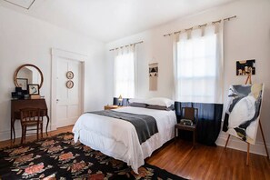 5 bedrooms, iron/ironing board, WiFi, bed sheets