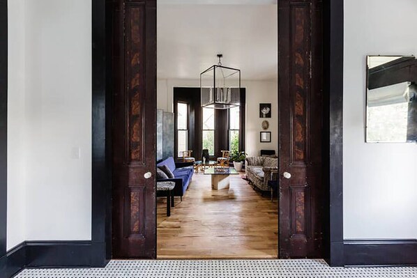 Téléviseur, lecteur de DVD, livres, chaîne audio