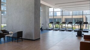 Zona interior àmplia amb equipament esportiu, seients i grans finestres.