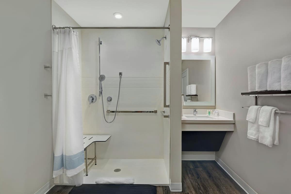 Studio, 2 Queen Beds (Mobility/Hearing Access, Roll-in Shwr) | Bathroom