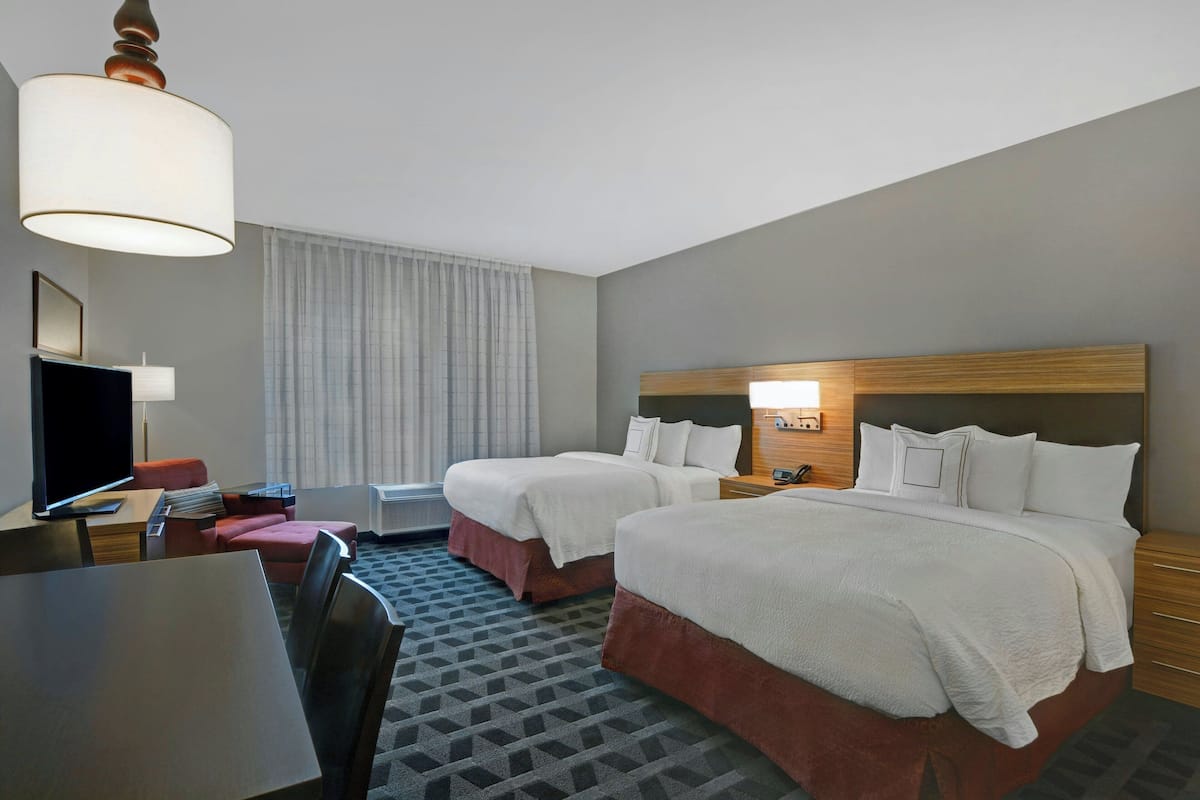 Estúdio, 2 camas Queen | Escrivaninha, ferros/tábuas de passar roupa, berços grátis