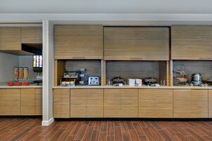 Tägliches inbegriffenes kontinentales Frühstück