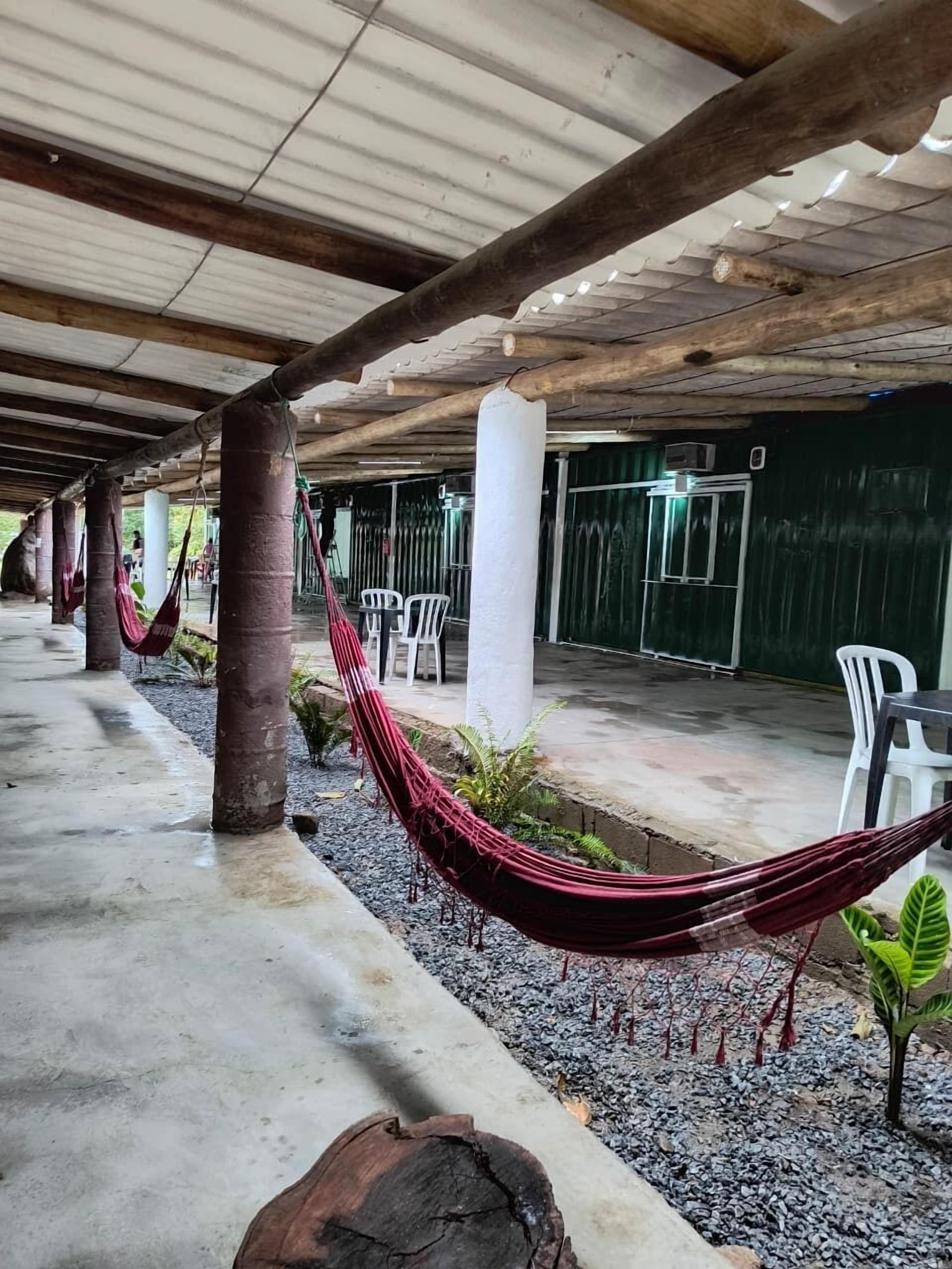 Suite Simples Conteiner com janela e ventilador