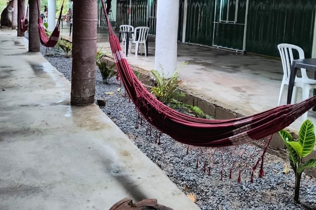 Suite Simples Conteiner com janela e ventilador | 1 bedroom, free WiFi, bed sheets