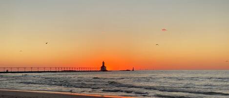 Chaises longues, serviettes de plage