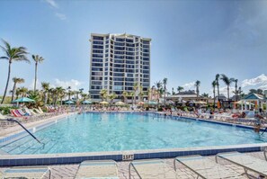 Una piscina al aire libre, una piscina climatizada