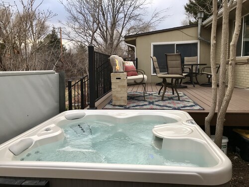 Spacious Guest Suite with Private Entrance, Hot tub, 2 Bedrooms, 1 Bath