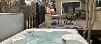 Spacious Guest Suite with Private Entrance, Hot tub, 2 Bedrooms, 1 Bath