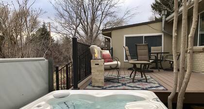 Spacious Guest Suite with Private Entrance, Hot tub, 2 Bedrooms, 1 Bath
