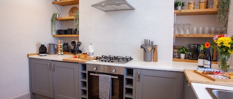 Departamento de lujo, baño privado, vista a la ciudad | Cocina compartida