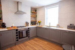 Luxury-Apartment, eigenes Bad, Stadtblick | Gemeinschaftsküche