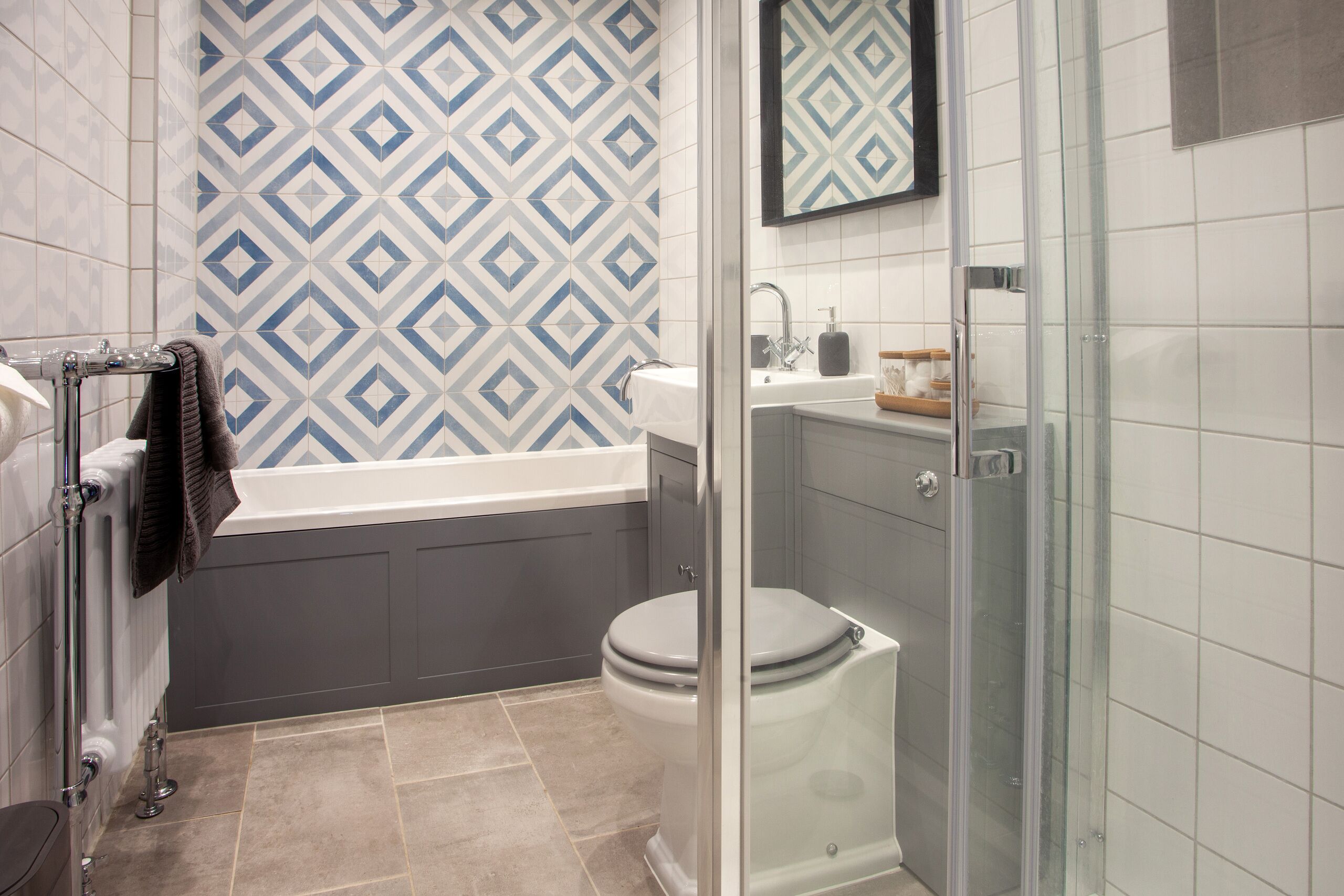 Een moderne badkamer met douche, toilet en bad.