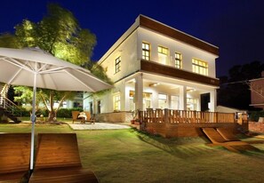 住宿正面 - 傍晚/夜晚