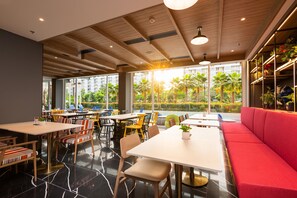Petit déjeuner, déjeuner et dîner servis sur place, vue sur la piscine