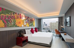 Chambre Double « Premier », 1 très grand lit, vue ville | Minibar, coffres-forts dans les chambres, bureau